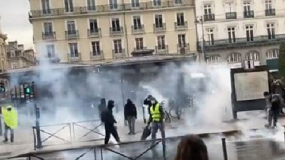 French police fire tear gas at Yellow Vests in Rennes