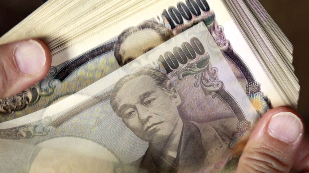 Dollar falls; yen and Swiss franc gain in post-Omicron gyrations