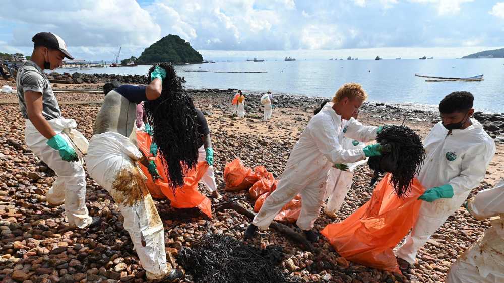 Oil-based spill pollutes coast of Taboga Island, Panama
