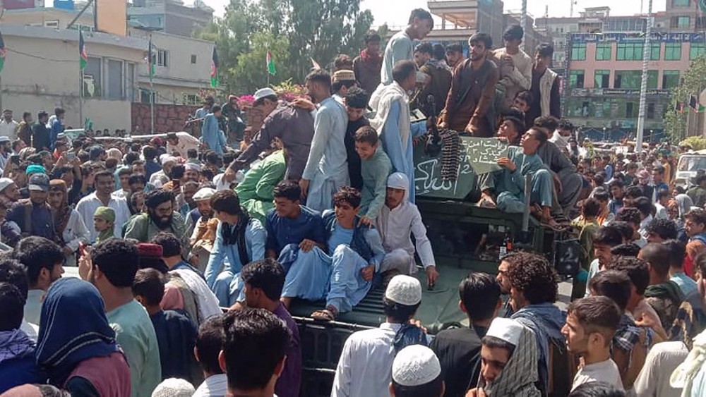 Taliban say militants waiting at Kabul gates after seizing Jalalabad