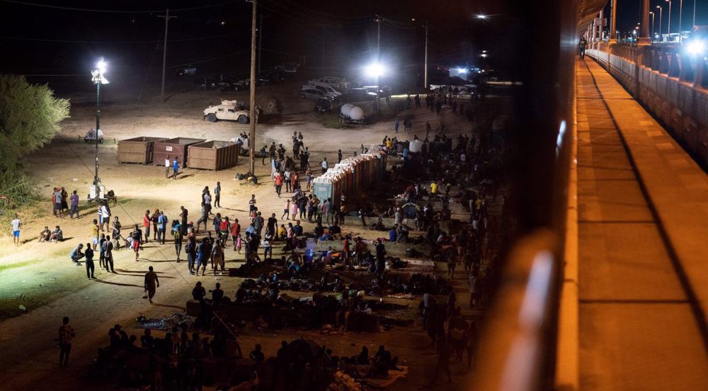 US holding 10,000 migrants in squalid conditions under Texas bridge 