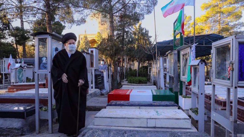 Leader hails Iran's martyrs on anniversary of Sacred Defense 