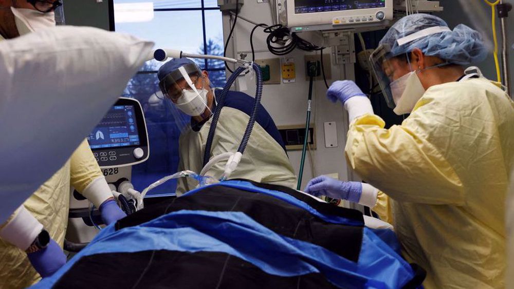Omicron surge pushes US COVID hospitalizations toward record high