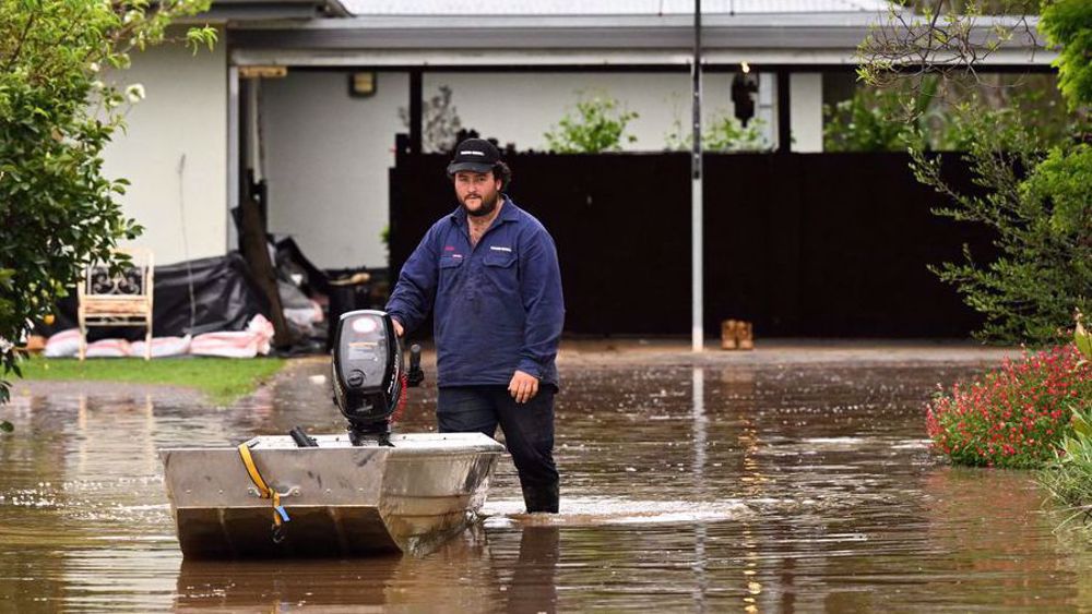 Flash floods destroy hundreds of homes in southeast Australia