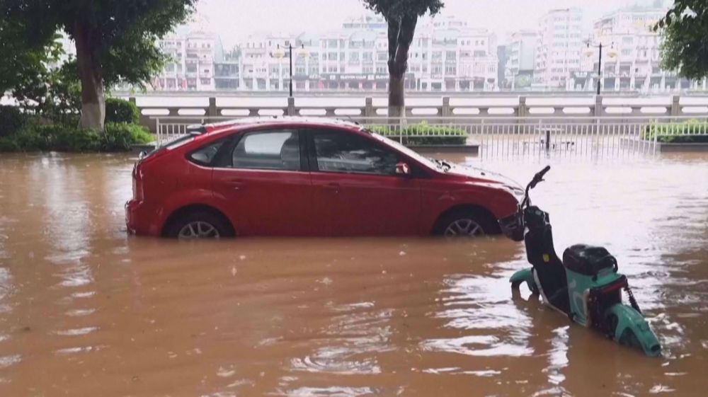 Floodwaters inundate southern Chinese city as heavy downpours continue