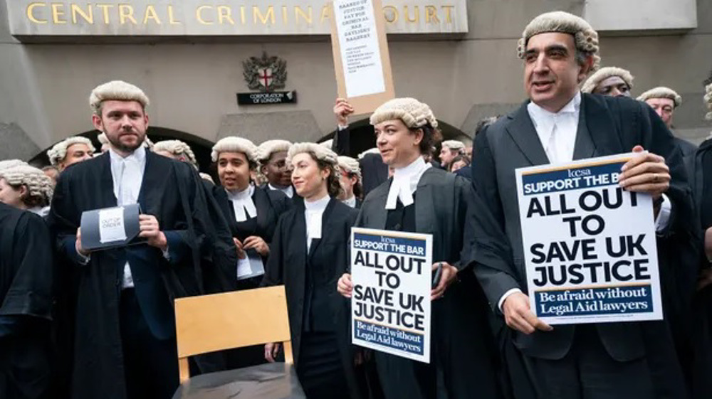 Criminal lawyers in England and Wales to go on all-out strike over pay