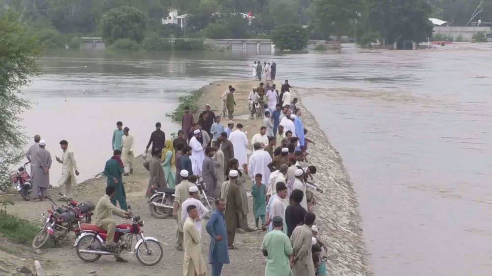 Flash floods kill over 1000 in Pakistan