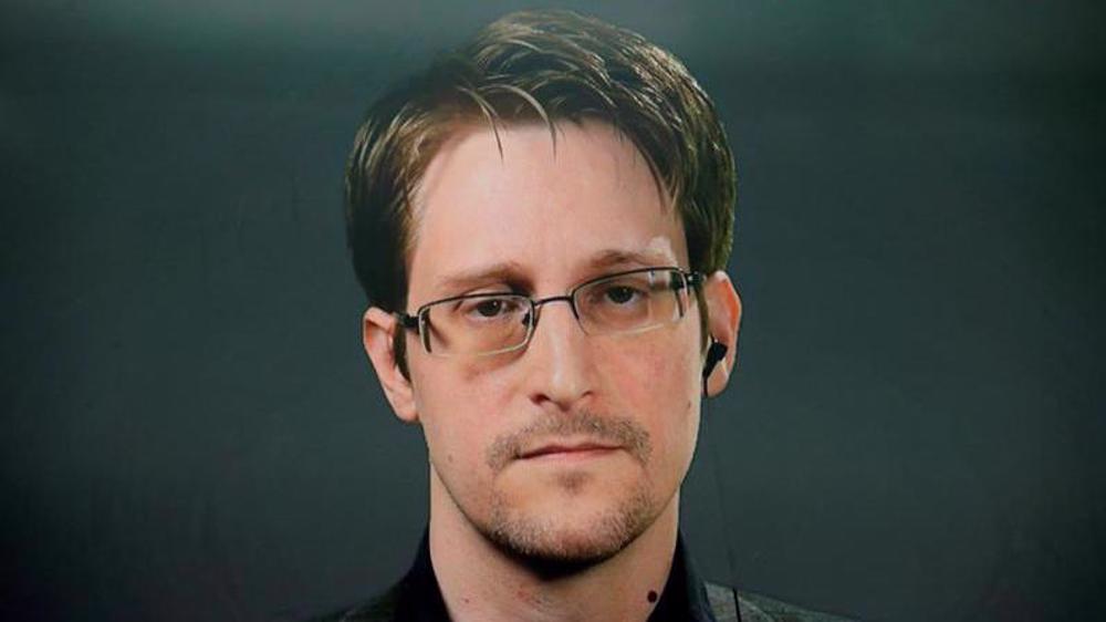  Putin grants Russian citizenship to US whistleblower Snowden