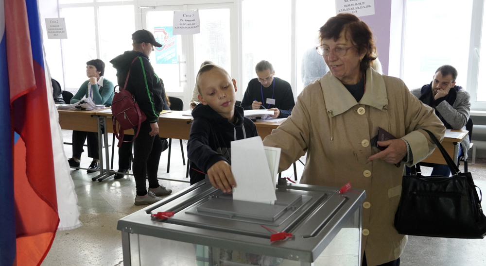 Ukraine referendums: Voters overwhelmingly support joining Russia 