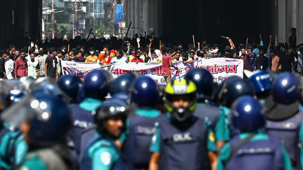 Bangladeshi police clash with thousands of garment workers 