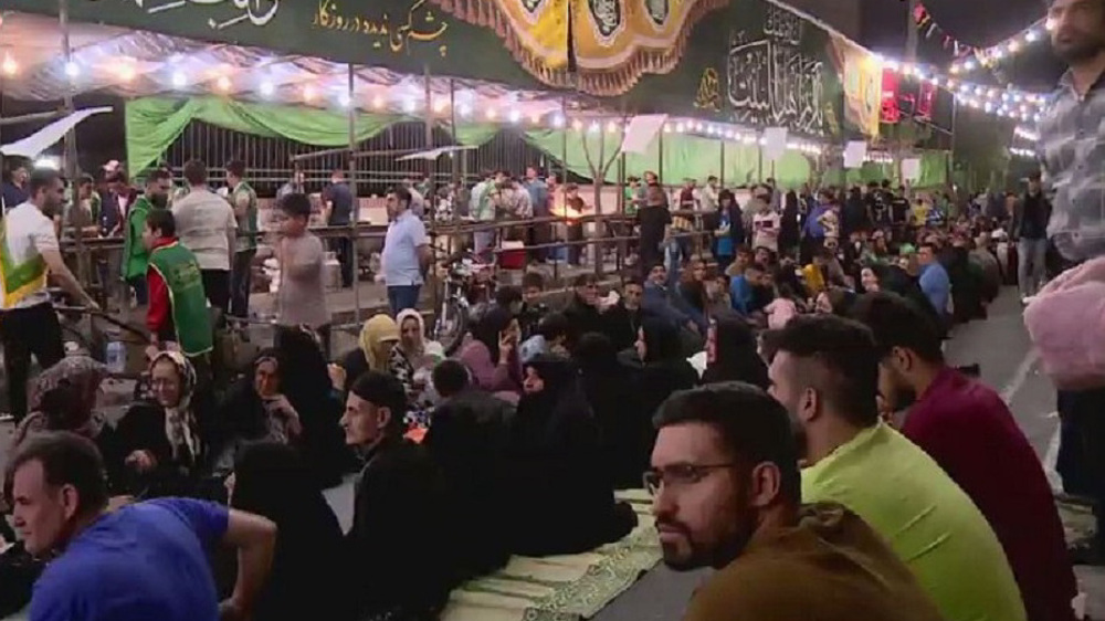 Iranians, Iraqis share Iftar at 1000-meter table in Tehran