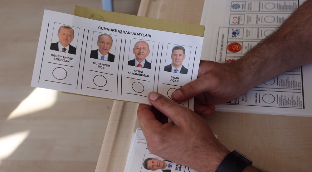 Turkey elections: Erdogan takes early lead as results trickle in 