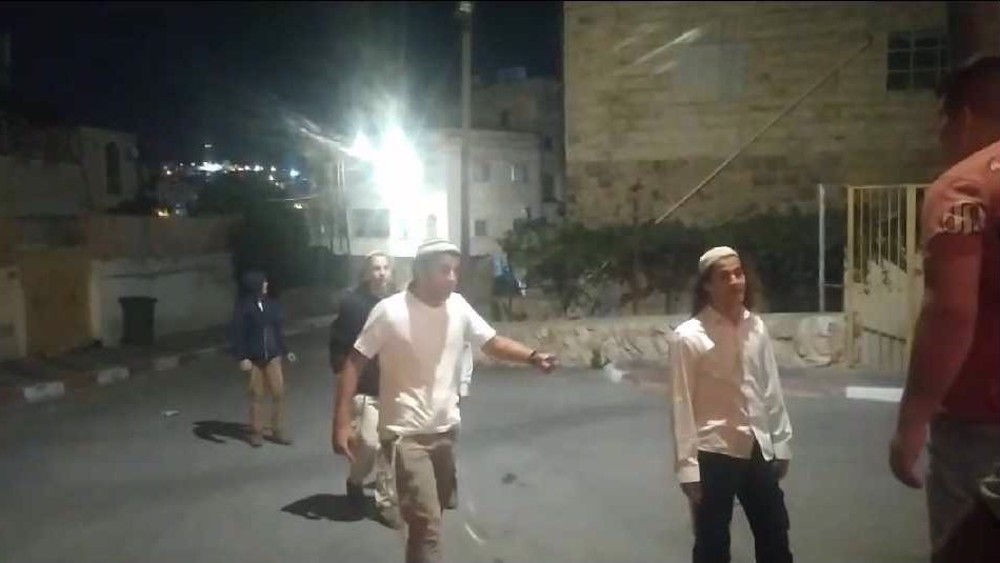 Israeli settlers stab Palestinian man in al-Khalil