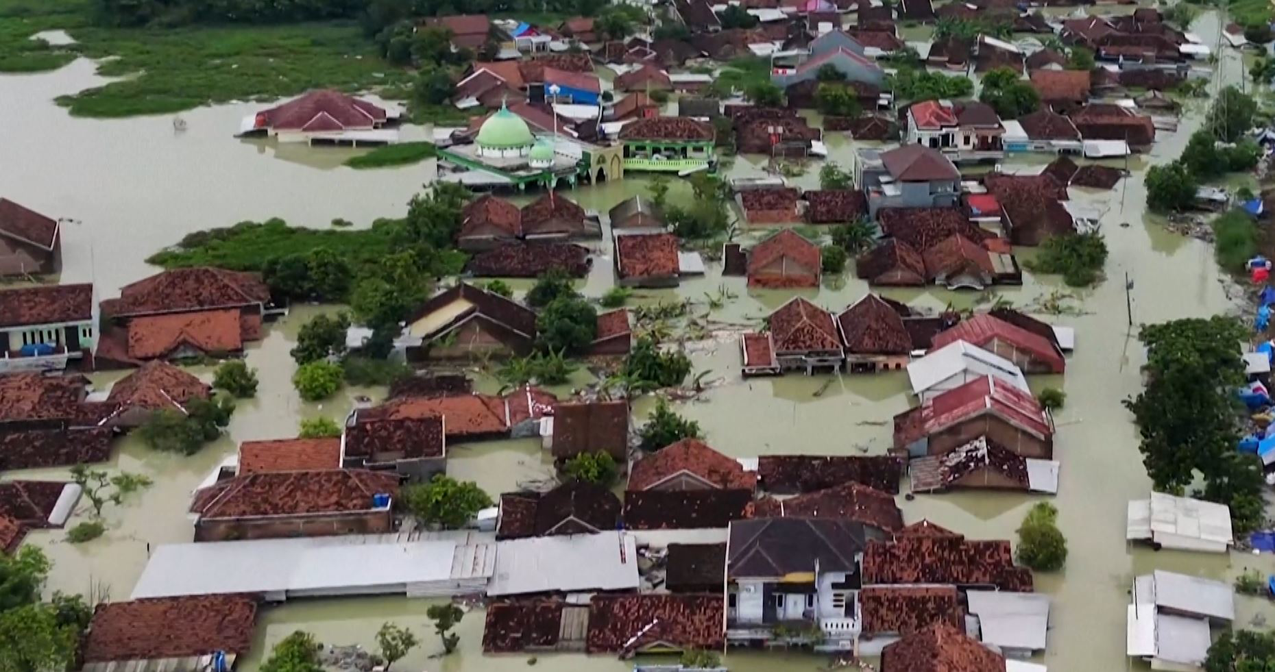 Thousands of houses underwater as dam leak worsens flooding in Indonesia