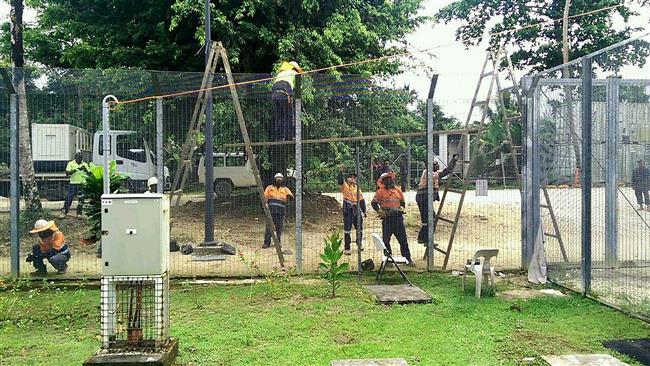 Papua New Guinea dismantling refugee camp fences