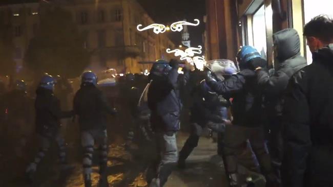 Italy: Police clash with anti-fascist protesters in Modena