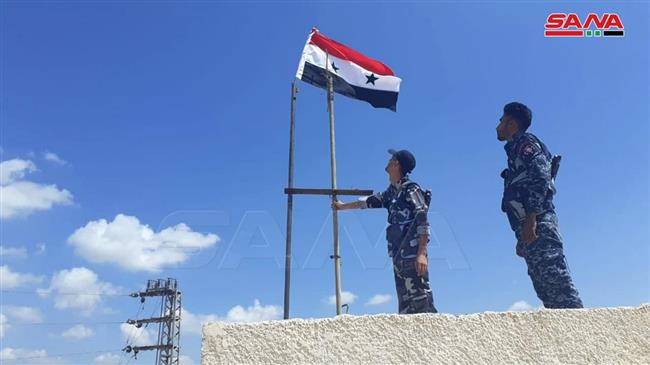 Syrian troops liberate another town in Dara’a, hoist national flag 