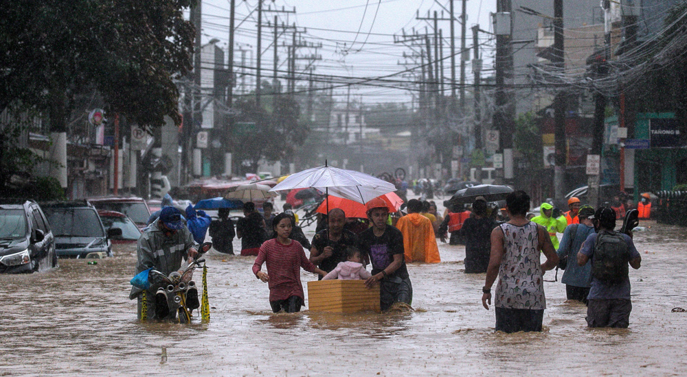 Typhoon Vamco lashes Philippines, paralyzes parts of Manila
