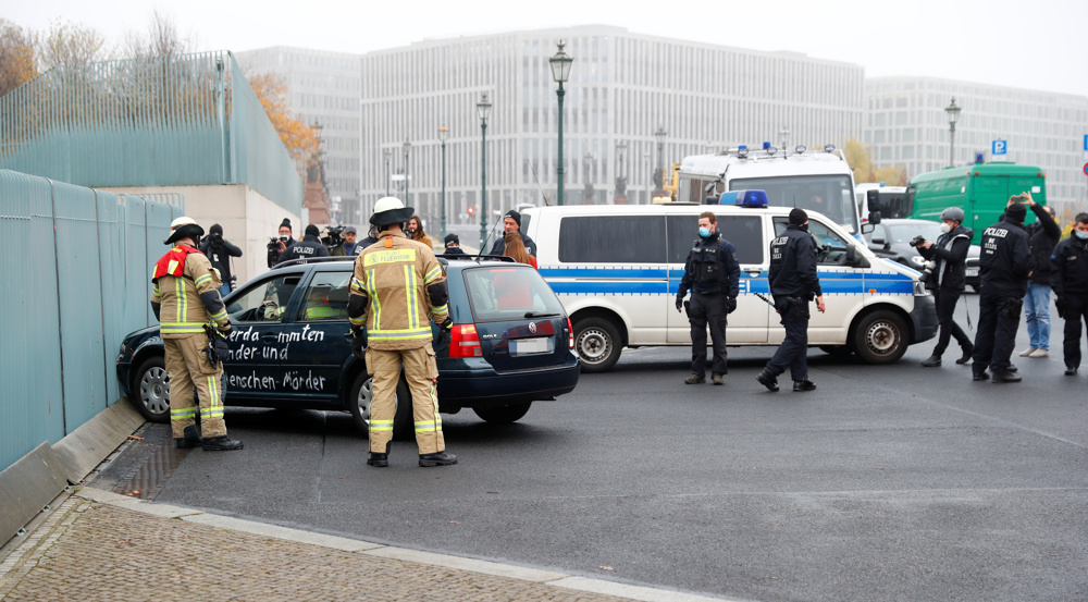 Car crashes into gate of German Chancellor Merkel’s office