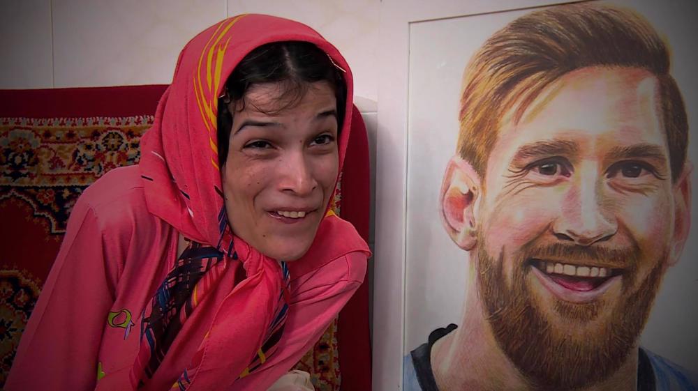 Disabled Iranian girl creates stunning art