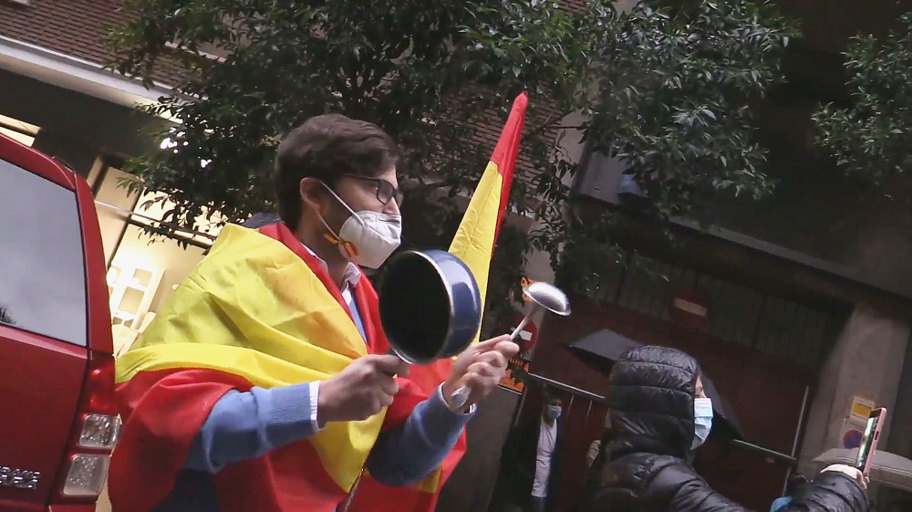 Madrid residents protest government management of coronavirus crisis