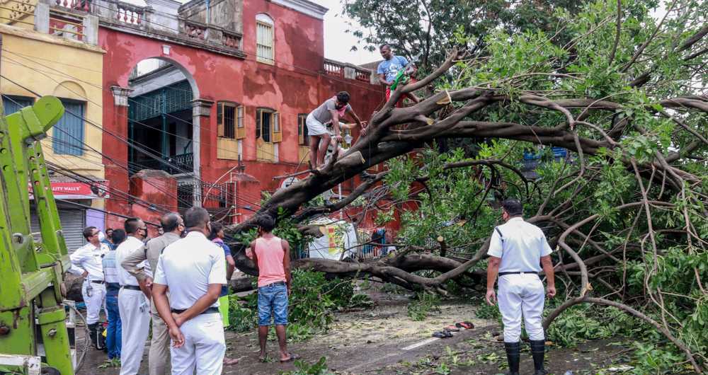Floods and destruction in Kolkata after 'super cyclone'