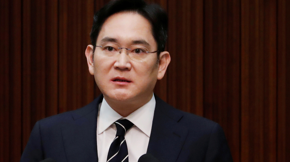 Korean prosecutors question Samsung heir in succession-related probe