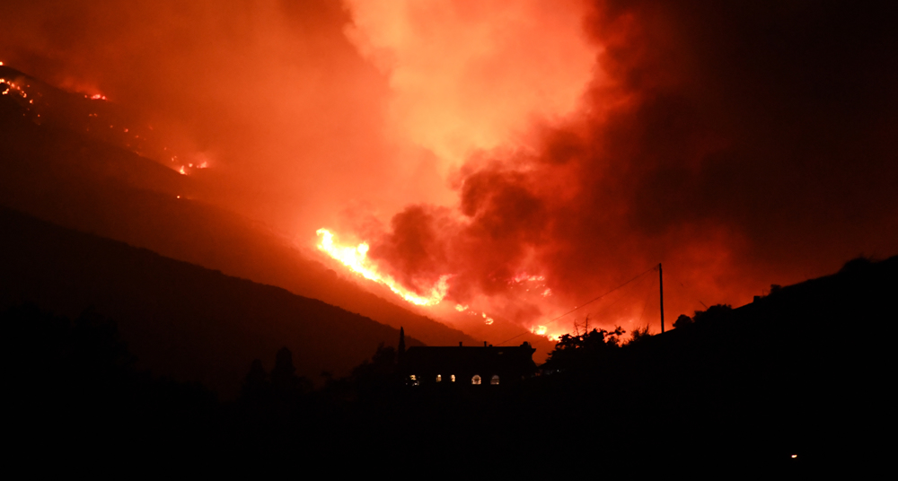 Southern California wildfire threatens hundreds of homes