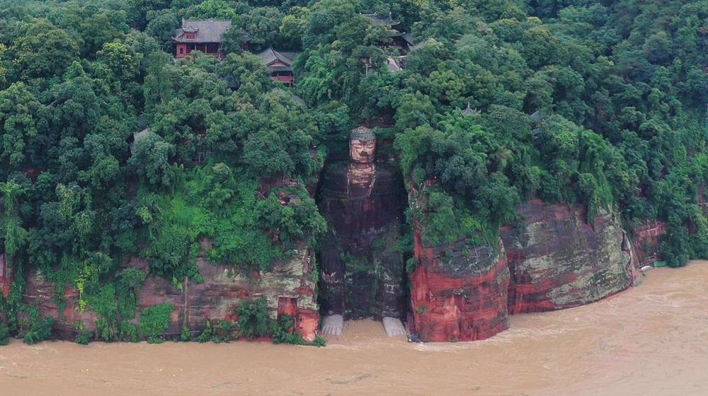 China evacuates 100,000 as floods threaten heritage site