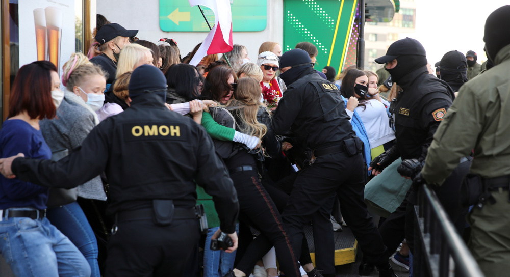 In Minsk scuffle, Belarus police arrest hundreds of protesters
