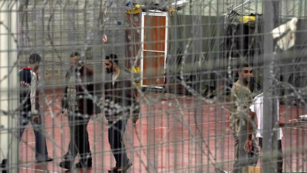 Over two dozen Palestinian prisoners injured in Israeli raids in Ofer prison 