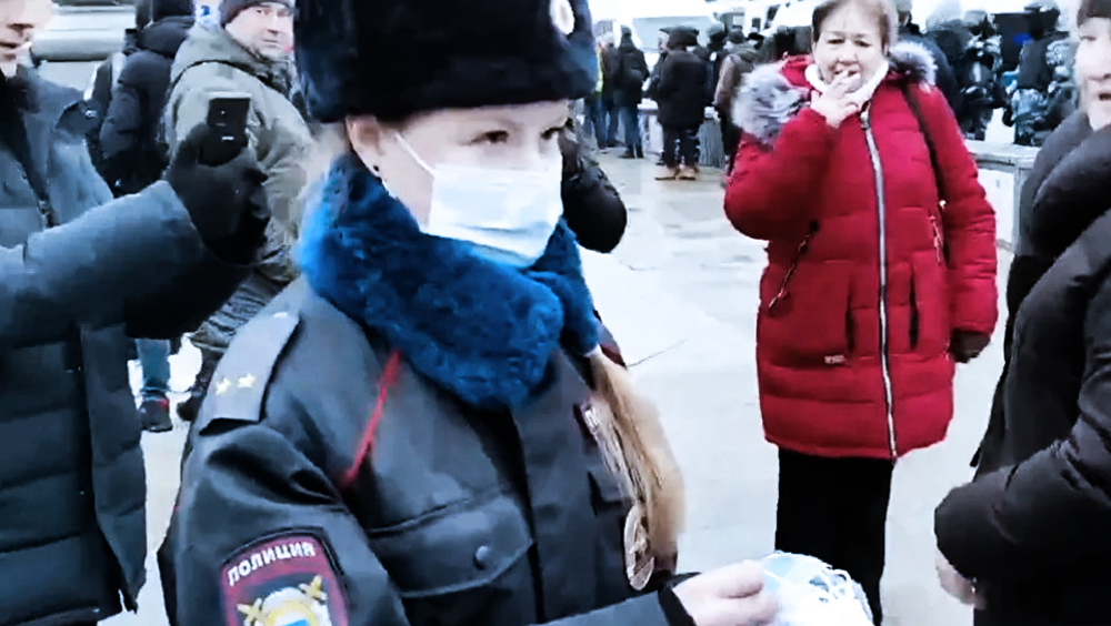 Russian police ‘offer face masks’ to protesters amid Navalny demos