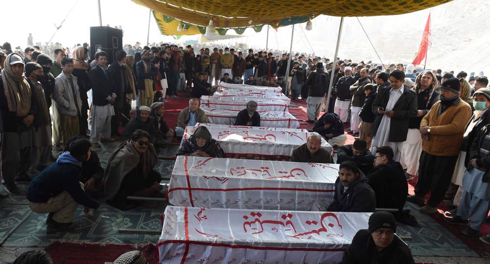 Hazara Shia Muslims mourn miners, vow to continue sit-in in Pakistan
