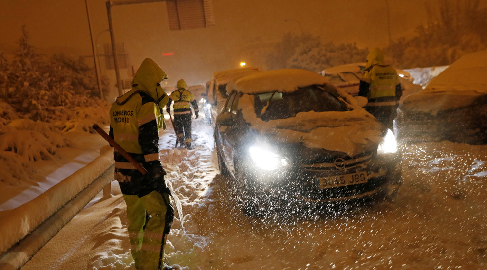 Military units rescue drivers stuck in heavy snow outside Madrid