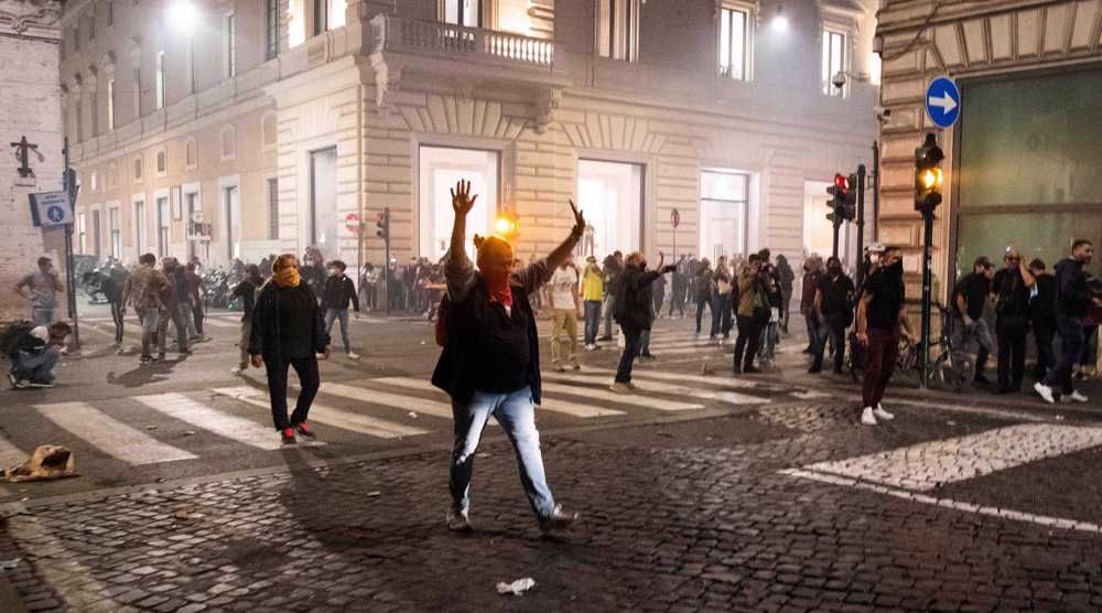 Anti-COVID pass crowds clash with police in Rome