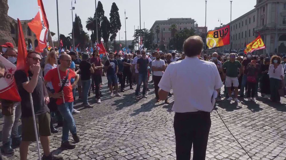 Alitalia workers stage anti-govt. protest in Rome