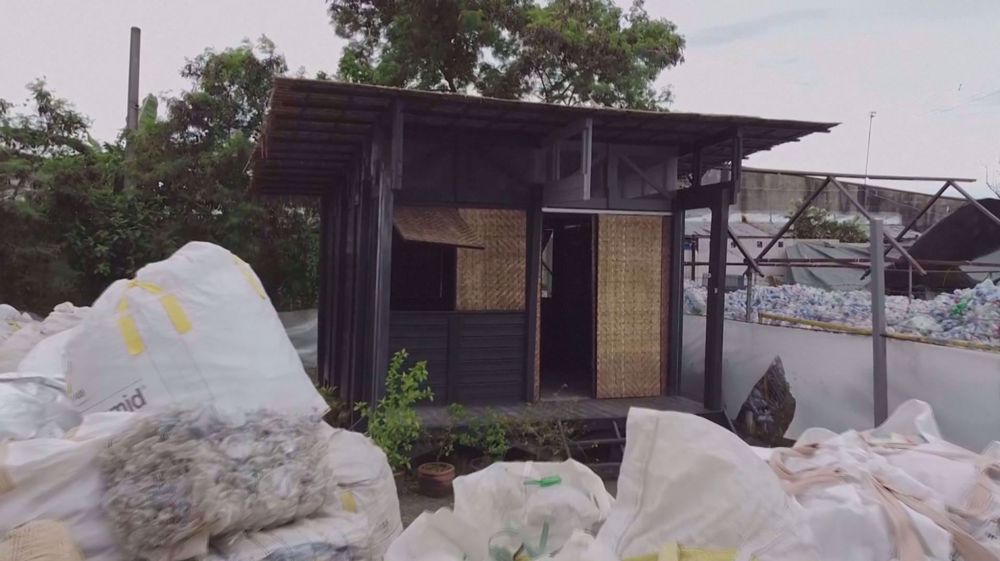 Philippine recyclers turn plastic waste into building planks 
