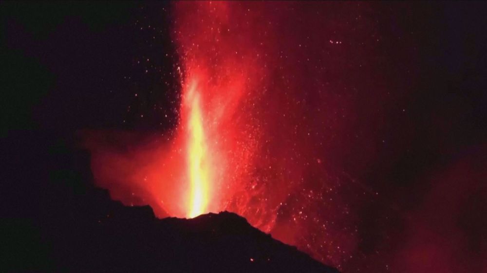 La Palma volcano spews lava with no sign of abating  