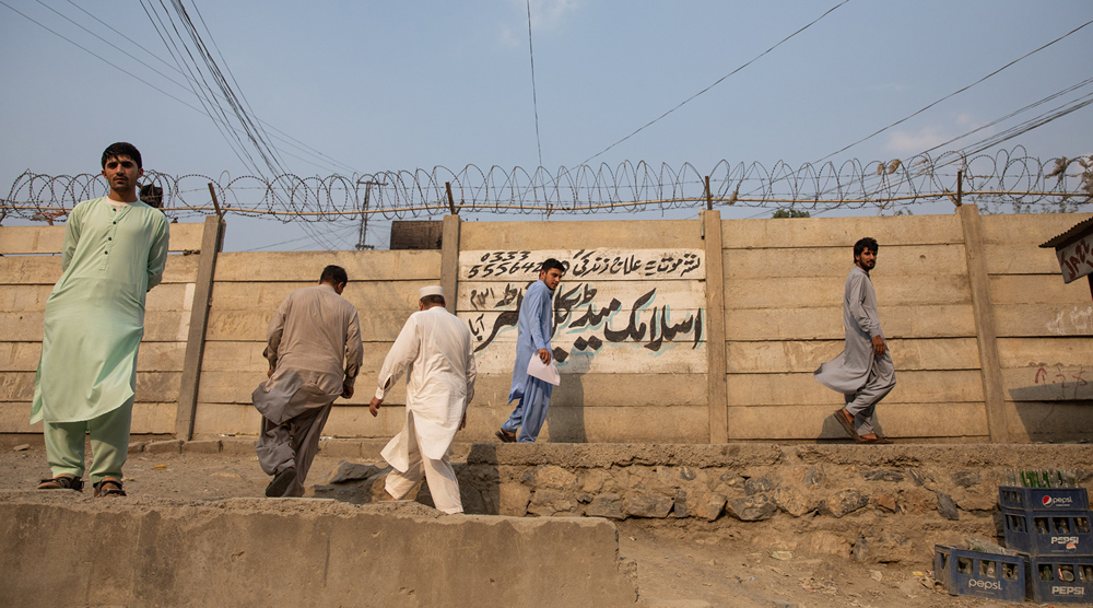 Afghan refugees get cold shoulder in Pakistan, report says 