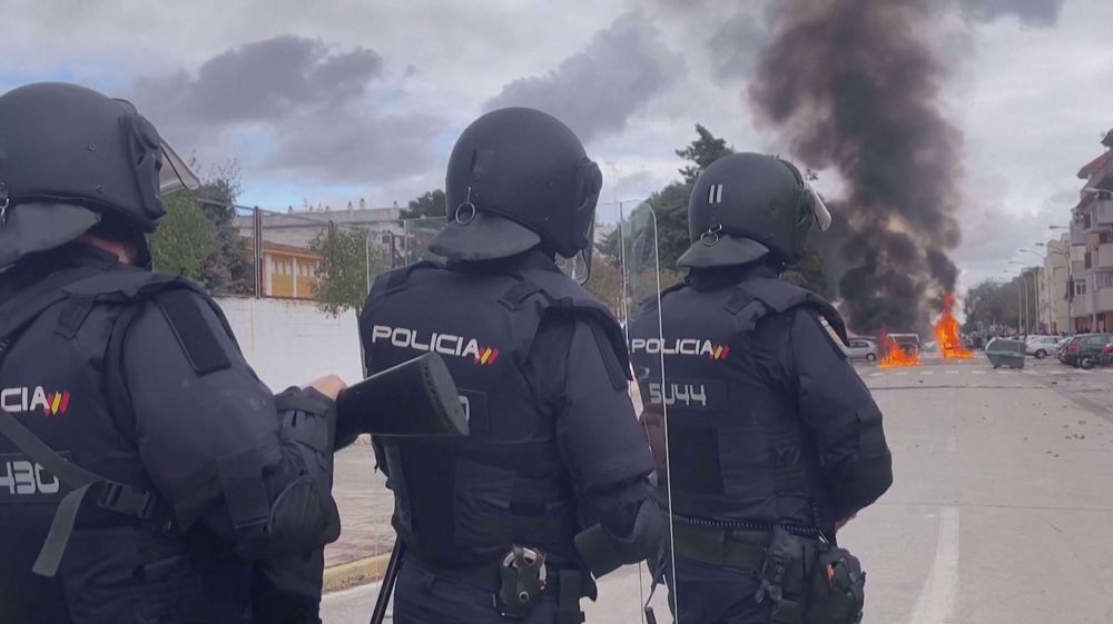 Striking metalworkers in southern Spain clash with police amid ongoing walkout 