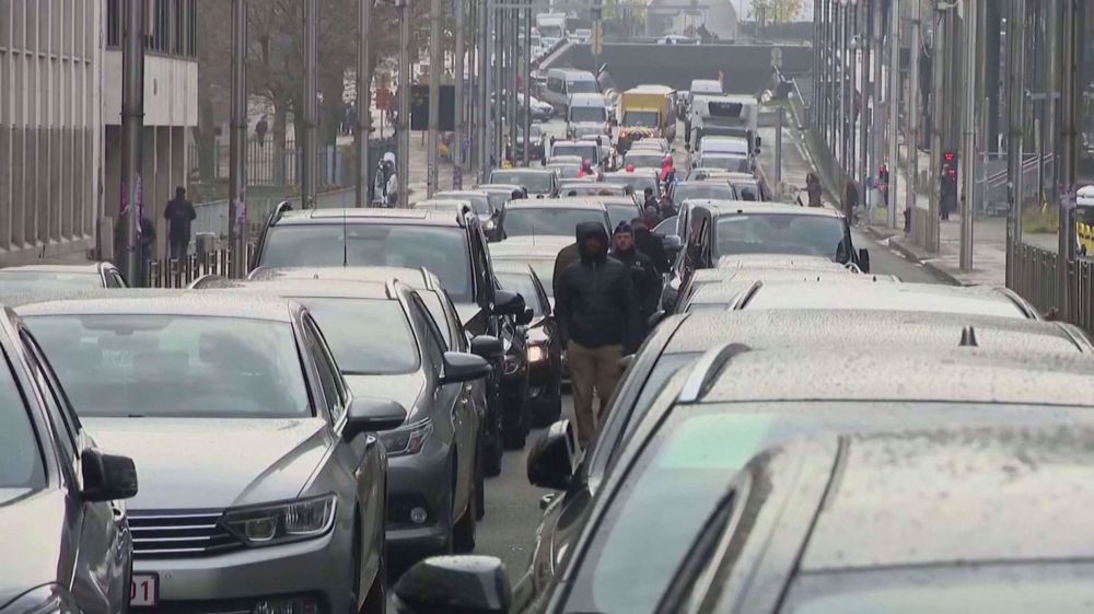 Uber drivers block central Brussels after court bans service 