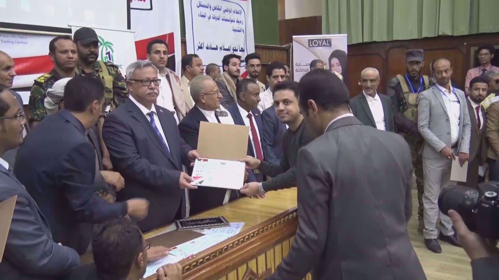 Yemeni PM awards Press TV for role in covering Saudi war
