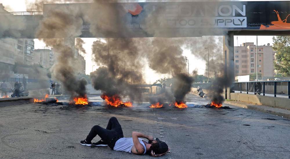 Lebanon: Protesters block roads over economic woes
