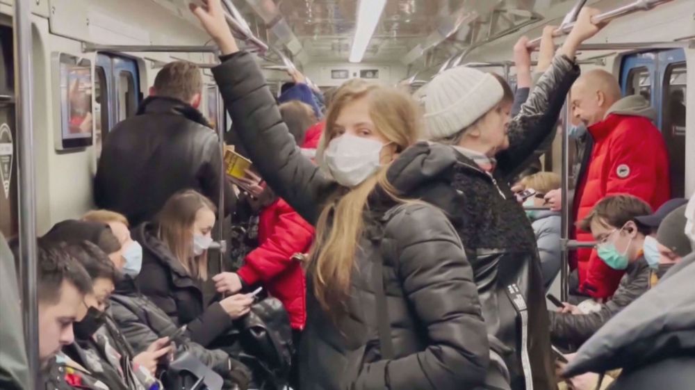 Riding packed Moscow metro as many defy masks amid COVID surge