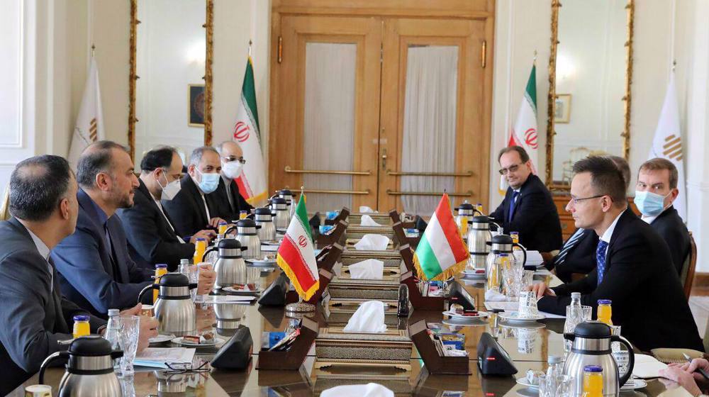 Iran FM: Economy, trade among main priorities in ties with Hungary