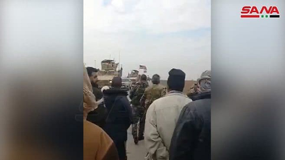 Syrian govt. forces, locals block US military convoys in Hasakah, force them to turn back