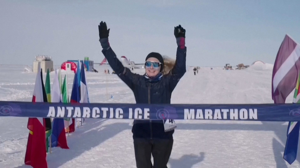 Antarktikas ledus maratonā jauns sieviešu rekords, ko uzstāda latviete Ivija Raina