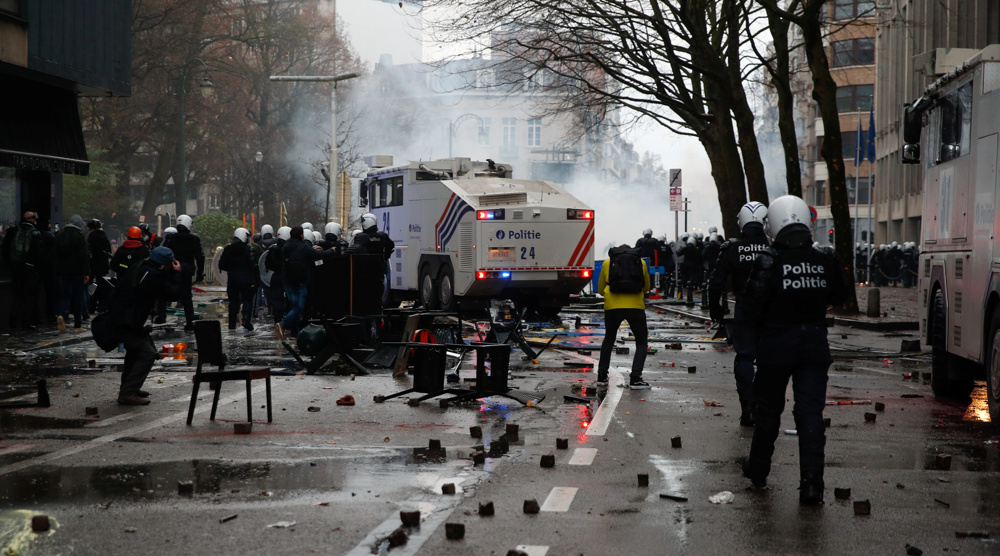 Police clash with COVID protesters in Brussels