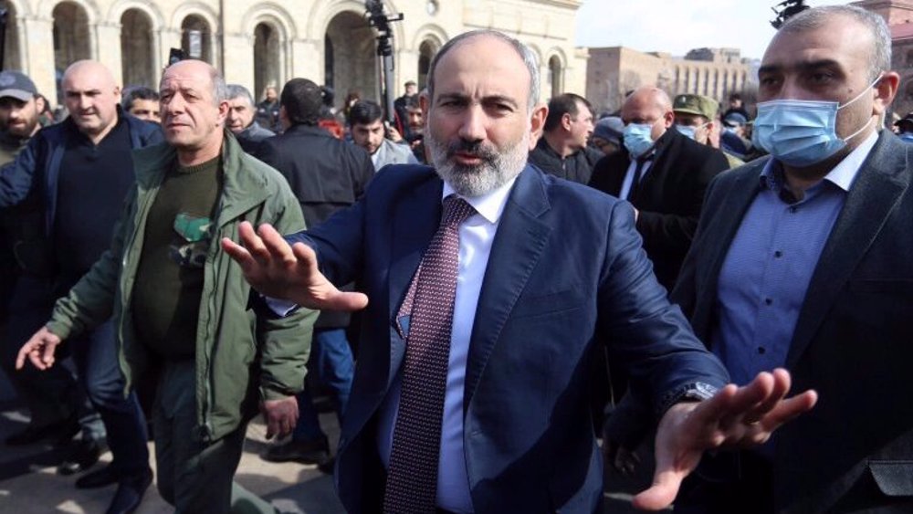 Armenian PM tells army to obey people as pro-govt. rally held in Yerevan