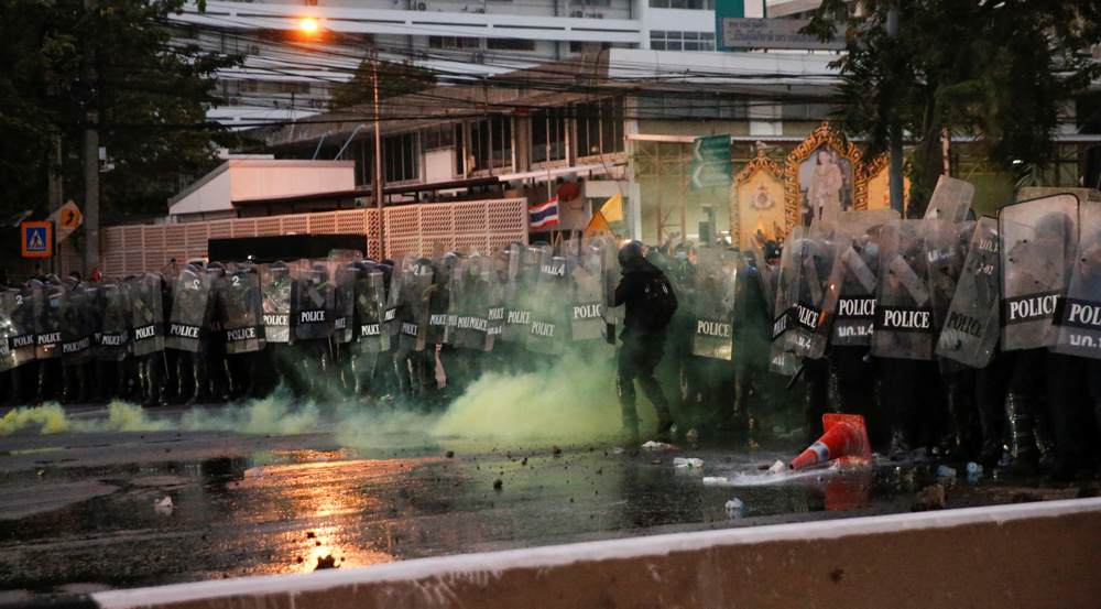 Thai police clash with anti-govt. protesters in Bangkok